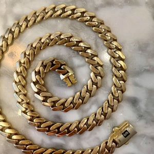 10K Gold Wide Chunky Cuban Link Necklace about 9mm wide 22 inches long. Strong!